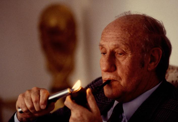 <h2>Helmut Schön</h2><div id='trenner'></div>In seiner Wohnung, Wiesbaden 1994,
<div id='trenner'></div> <div id='tags'>Schlagworte: <a href='/helmut_schon' rel='tag' title=''>Helmut Schön</a> | <a href='/galerie/sport_archiv' rel='tag' title=''>Sport Archiv</a></div>